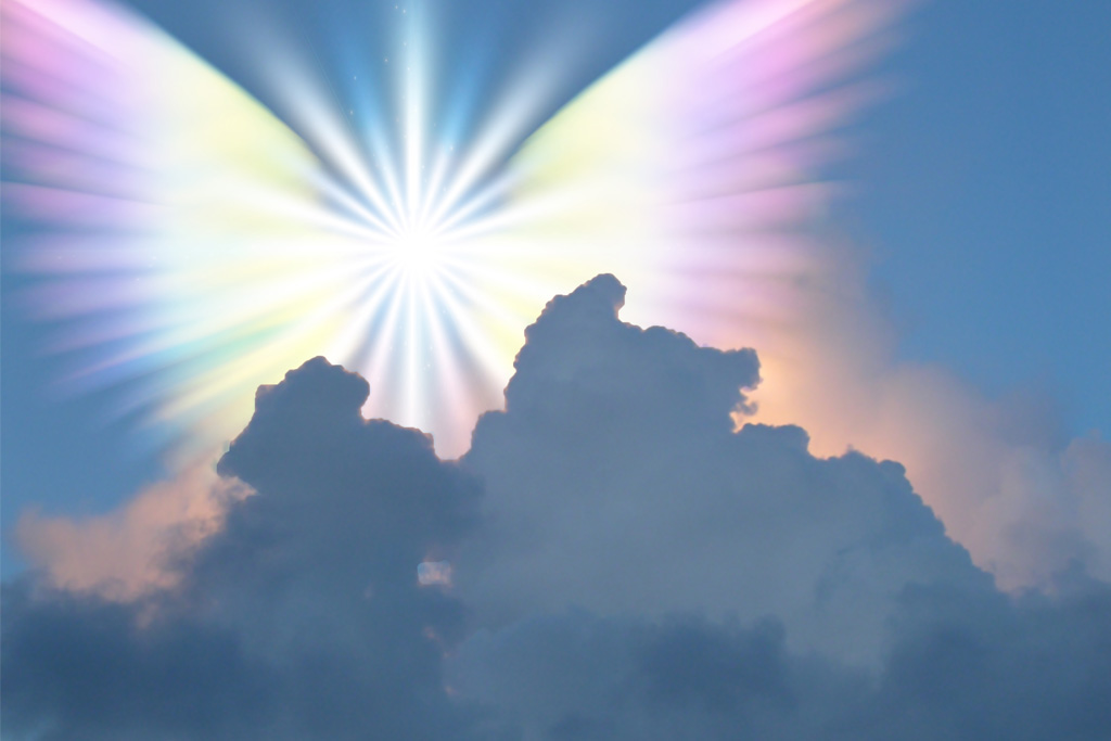 Engel in regebogenfarbenen Flügeln am Himmel