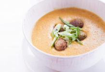 Kürbiszeit: Geröstete Kürbissuppe mit Hummusbällchen