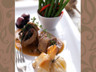 weizenschnitzel-gemuese-rahm-kartoffelstrudel-bohnen-rotwein