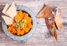 Rosmarincracker mit Paprikahummus – der perfekte Snack für zwischendurch