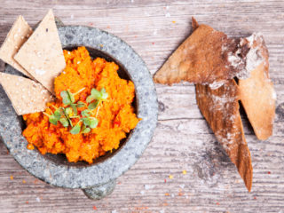 rosmarin-cracker-paprika-hummus