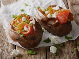 suesskaroffel-lachs-tomaten-feta