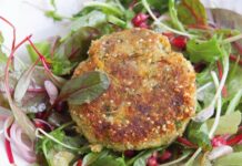 Hirse-Brokkoli-Taler an Blattsalat